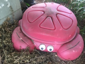 Step2 crab sandbox wading pool toy for