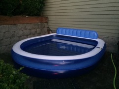 Inflatable splash pool with bench and backrest